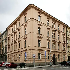 luxury-center-apt-charles-bridge-walking-distance.praguehotelsweb.com/